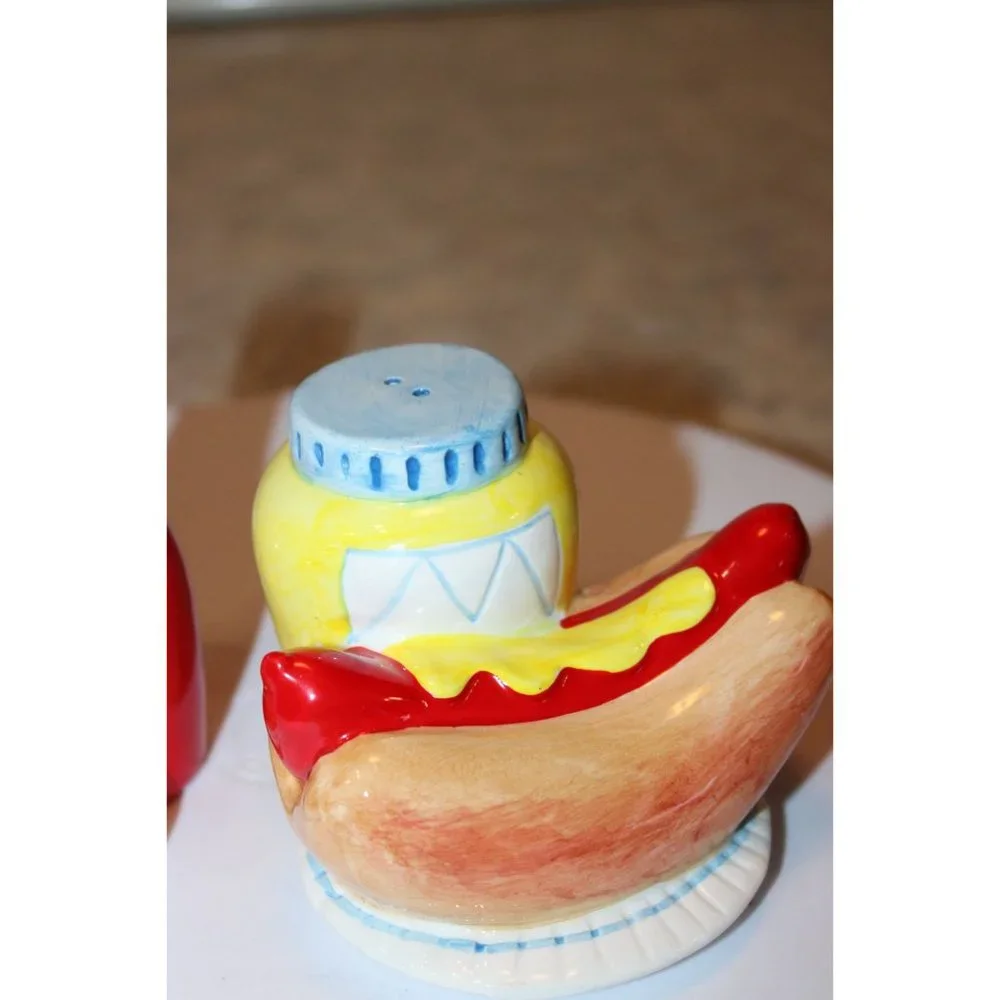 Salt & Pepper Shakers - Hamburger w/Ketchup and Hot Dog w/Mustard Large.